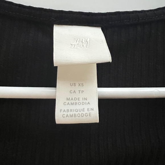 Nice basic top - Picture 2 of 4